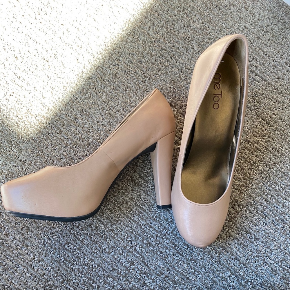 Nude leather pumps